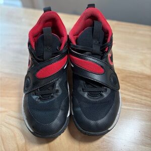 Nike Team Hustle Kids Basketball Shoes Size 2Y